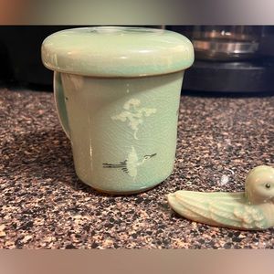 Tea cup with detachable strainer for tea leaves